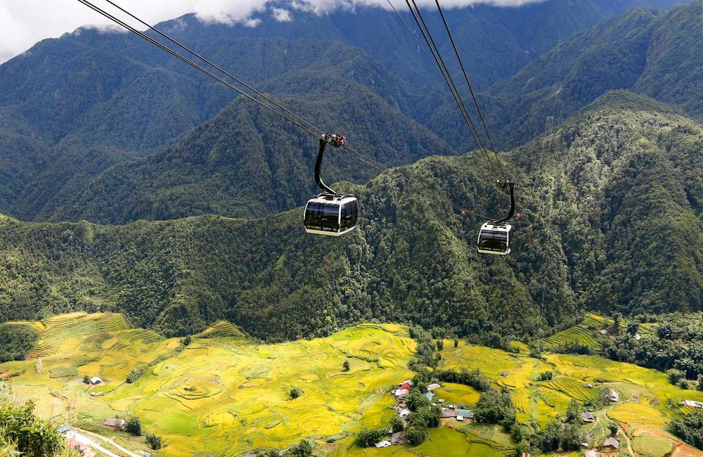 Cabin cáp treo mở ra góc nhìn toàn cảnh dãy Hoàng Liên Sơn hùng vĩ từ trên cao.