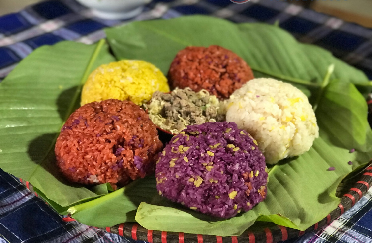 Xôi ngũ sắc nổi bật với những gam màu tự nhiên và hương thơm đặc trưng của nếp nương Tây Bắc.