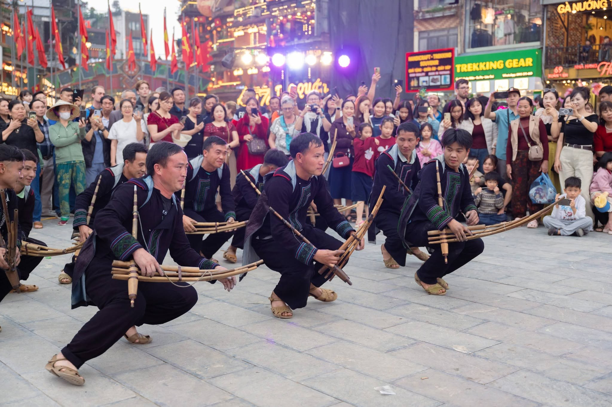 Du khách hòa mình vào những điệu nhảy truyền thống cùng người dân bản địa sau bữa tối.