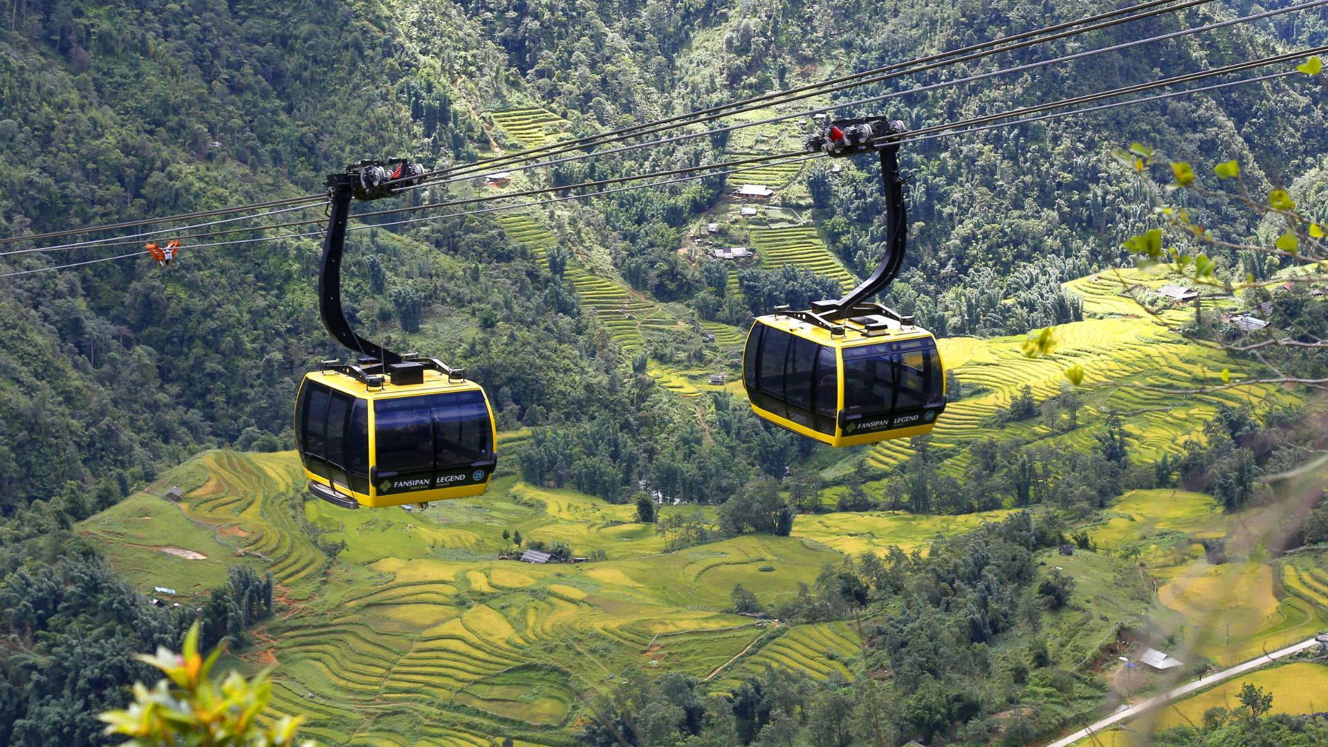 Tuyến cáp treo Fansipan mở ra góc nhìn ngoạn mục về biển mây và dãy Hoàng Liên Sơn từ trên cao.