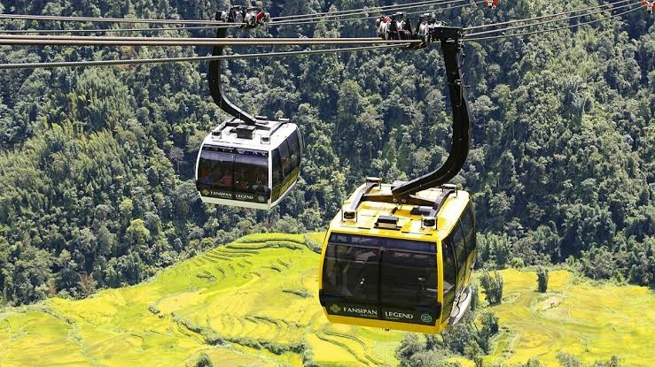 Hệ thống cáp treo hiện đại giúp du khách chinh phục đỉnh Fansipan dễ dàng và nhanh chóng hơn