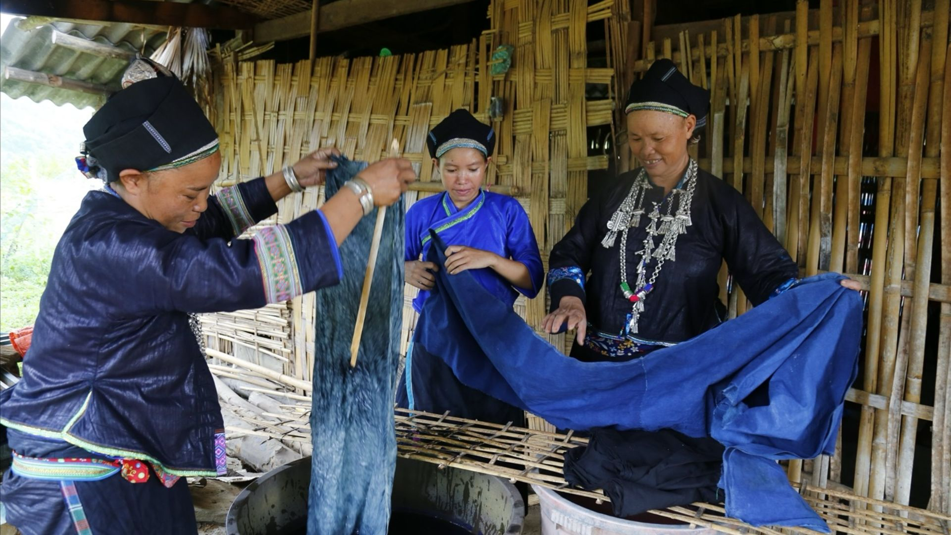 Công đoạn nhuộm chàm bằng nguyên liệu tự nhiên tạo nên sắc màu đặc trưng của thổ cẩm vùng cao.