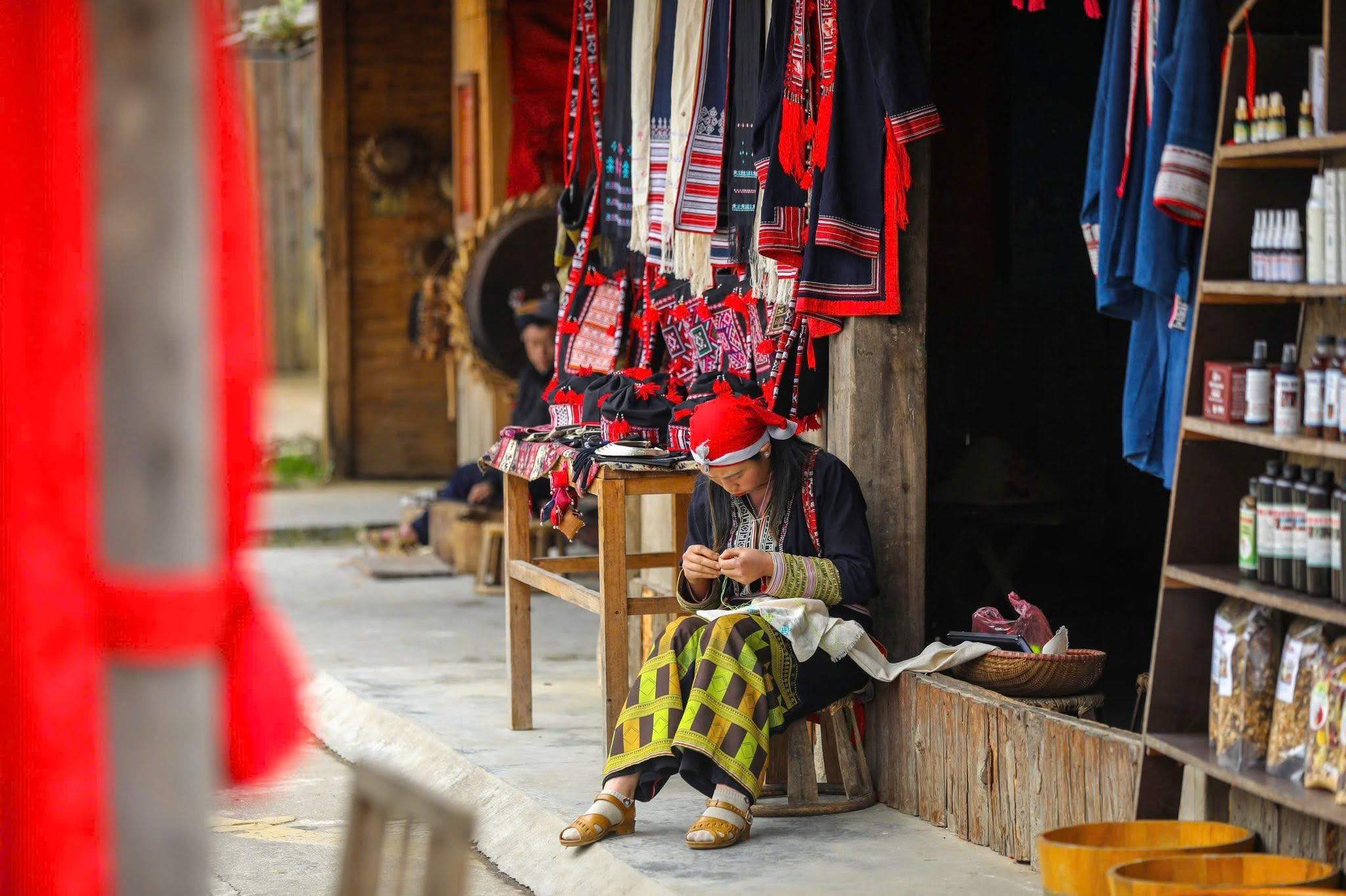 Bản Mây mang đến không gian trải nghiệm nghề dệt truyền thống giữa khung cảnh đậm chất Tây Bắc.