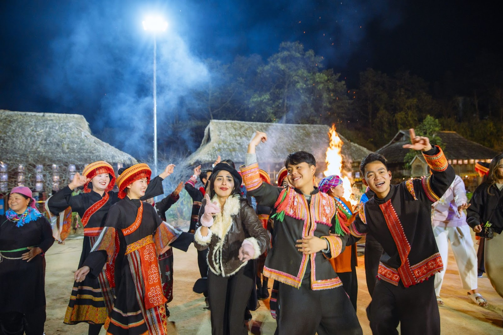 Du khách nước ngoài cùng trải nghiệm các điệu nhảy truyền thống với người bản địa