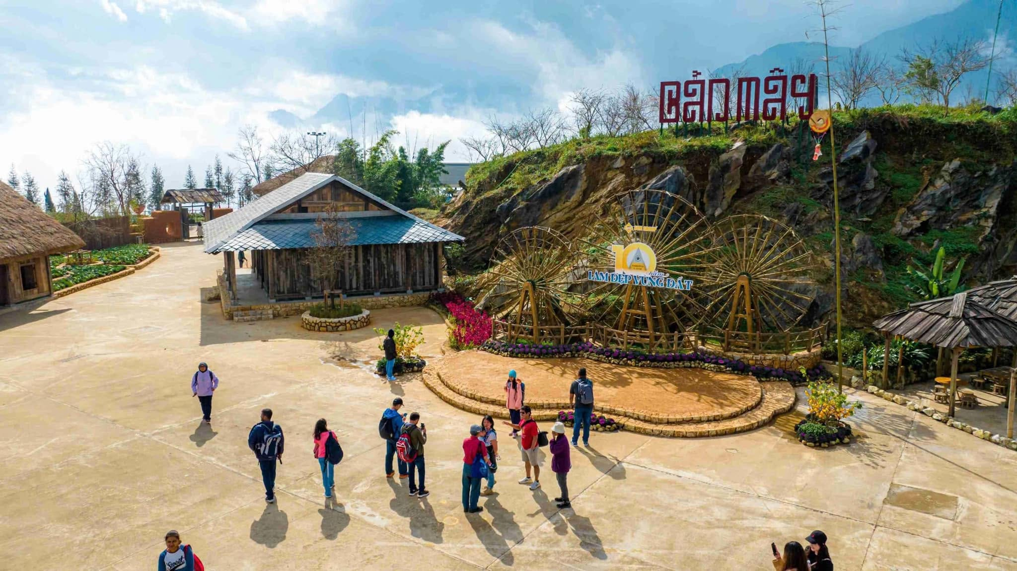 Bản Mây là không gian văn hóa nằm ngay dưới chân núi Fansipan