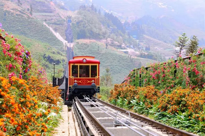 Tàu hỏa leo núi Mường Hoa đưa du khách từ trung tâm Sa Pa tới ga đi cáp treo