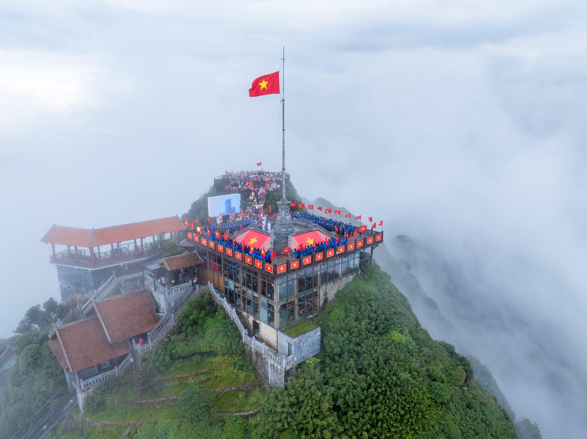 Lá cờ đỏ sao vàng tung bay trên nóc nhà Đông Dương.