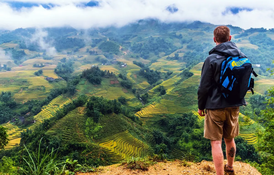 旅客在健行途中盡情欣賞如詩如畫的自然絕景