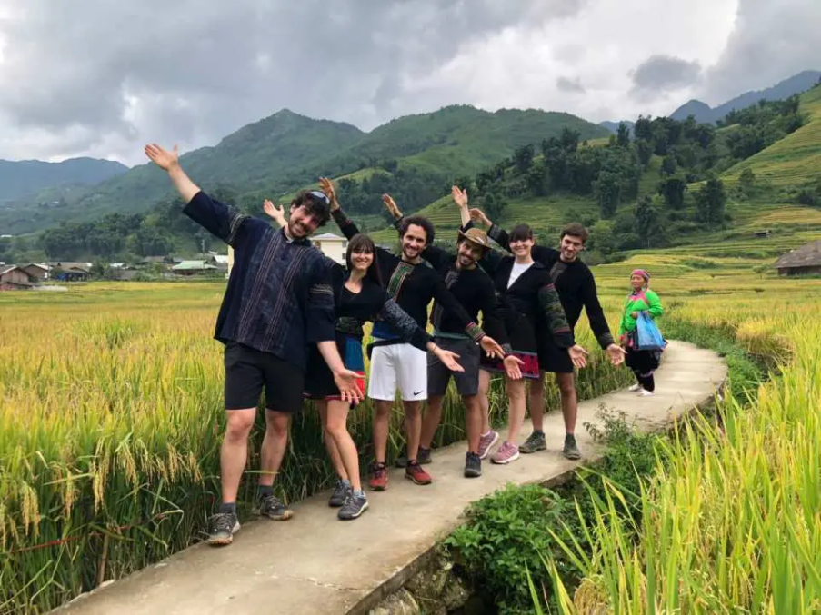 穿上色彩鮮豔的少數民族傳統服飾,在意靈湖 (Ý Linh Hồ) 來一場充滿樂趣的健行體驗吧!