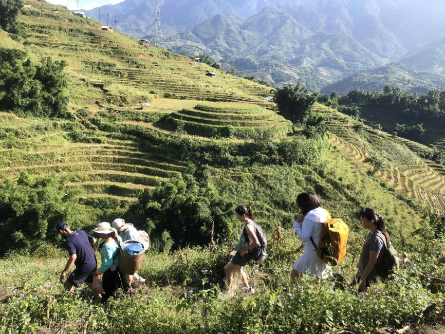 旅客體驗健行探索少數民族村落