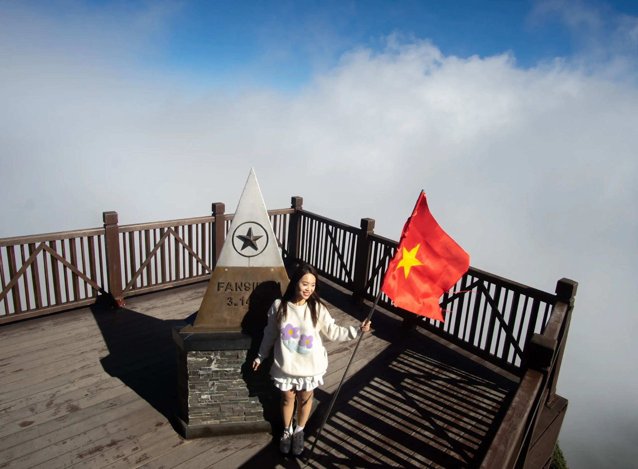旅客征服越南山峰時,應準備具備保暖功能的衣物
