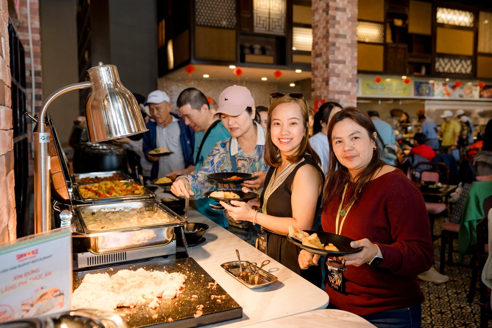 Buffet Vân Sam được nhiều du khách yêu thích nhờ thực đơn đa dạng
