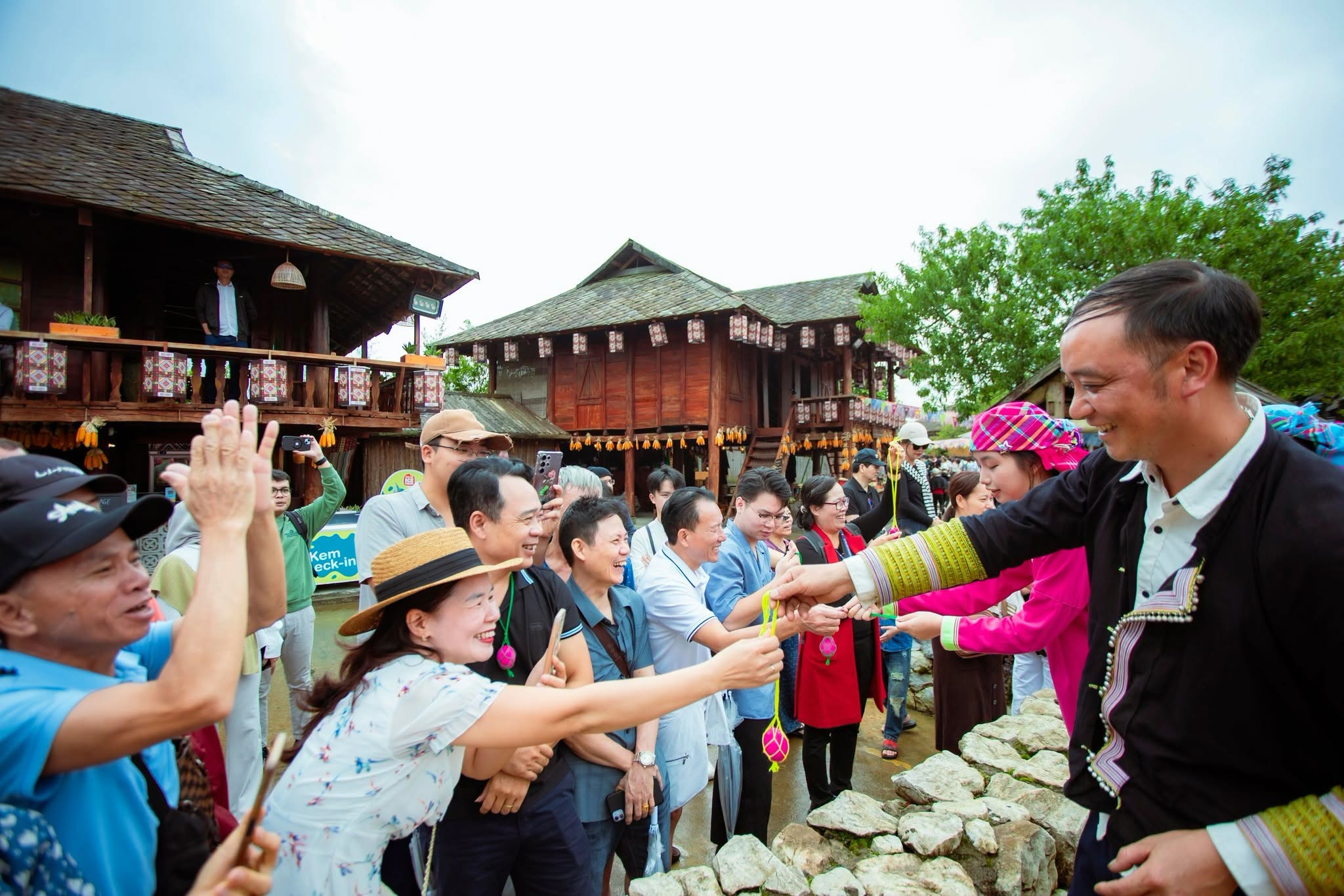 Du khách thích thú trải nghiệm tại Bản Mây