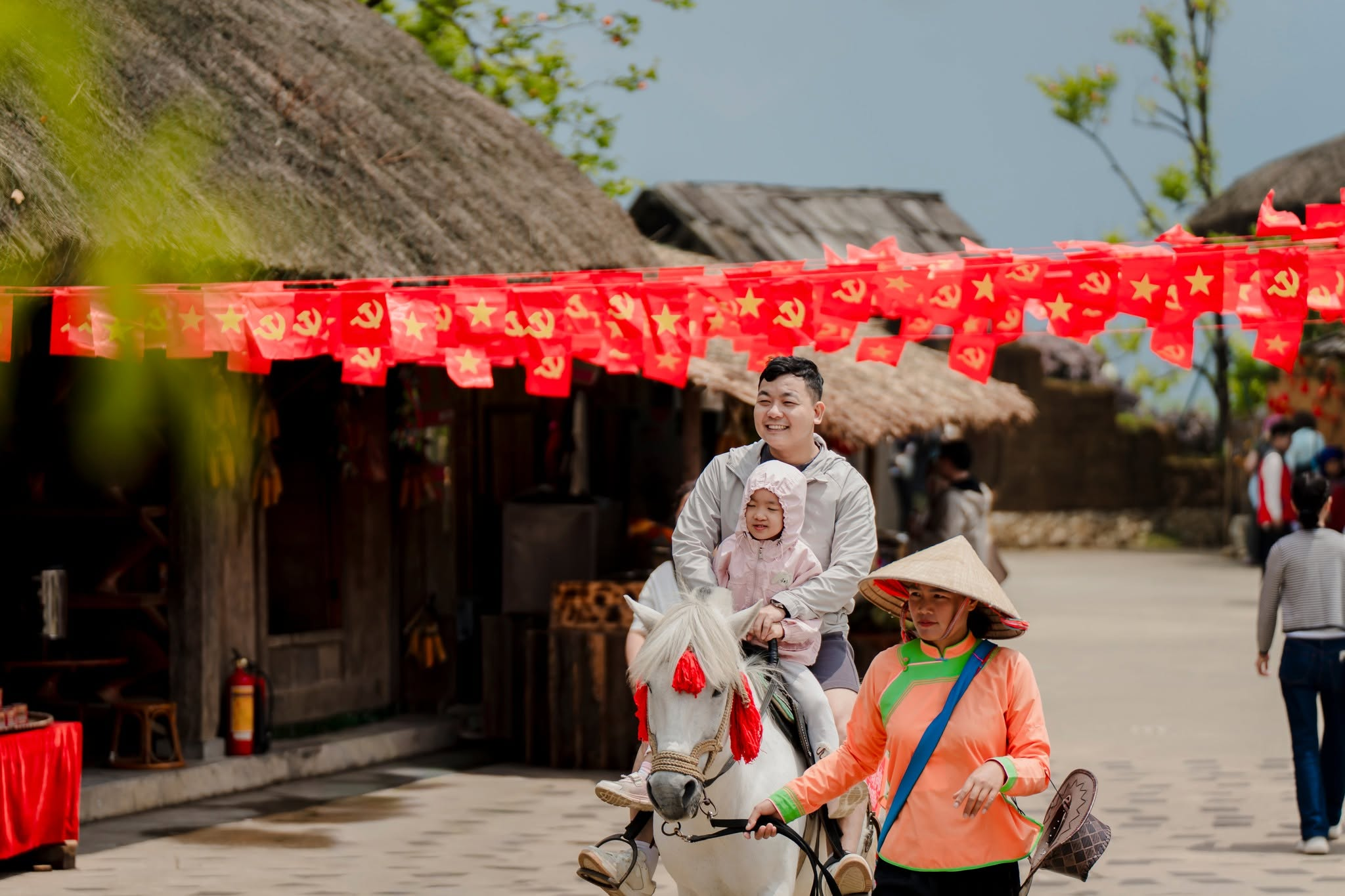 Du khách trải nghiệm cưỡi ngựa tại Bản Mây