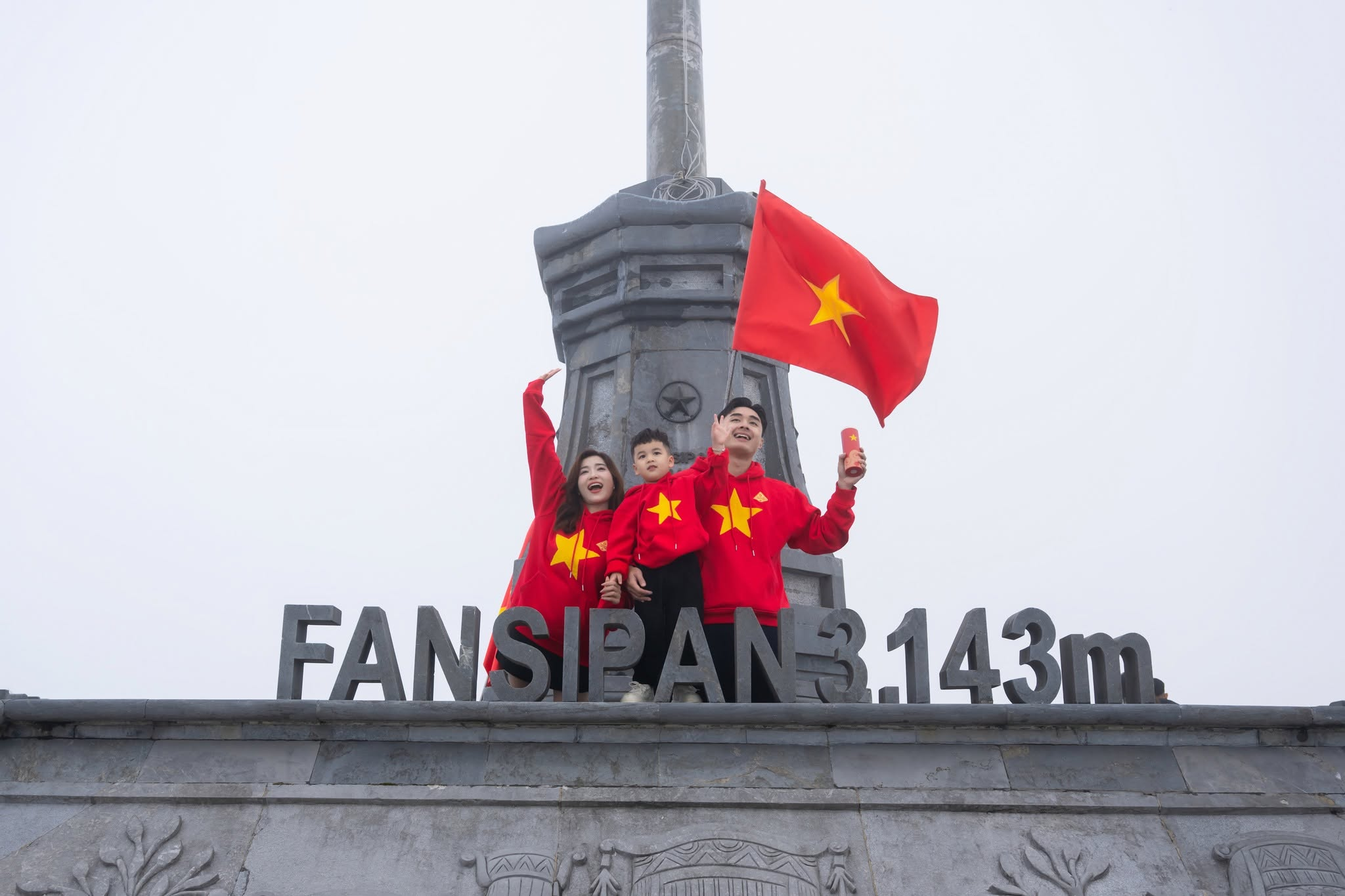 Du khách cùng gia đình check-in tại cột mốc 3.143 m