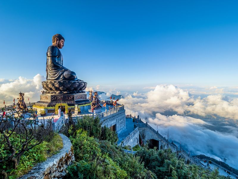 Đại Tượng Phật A Di Đà uy nghi giữa biển mây
