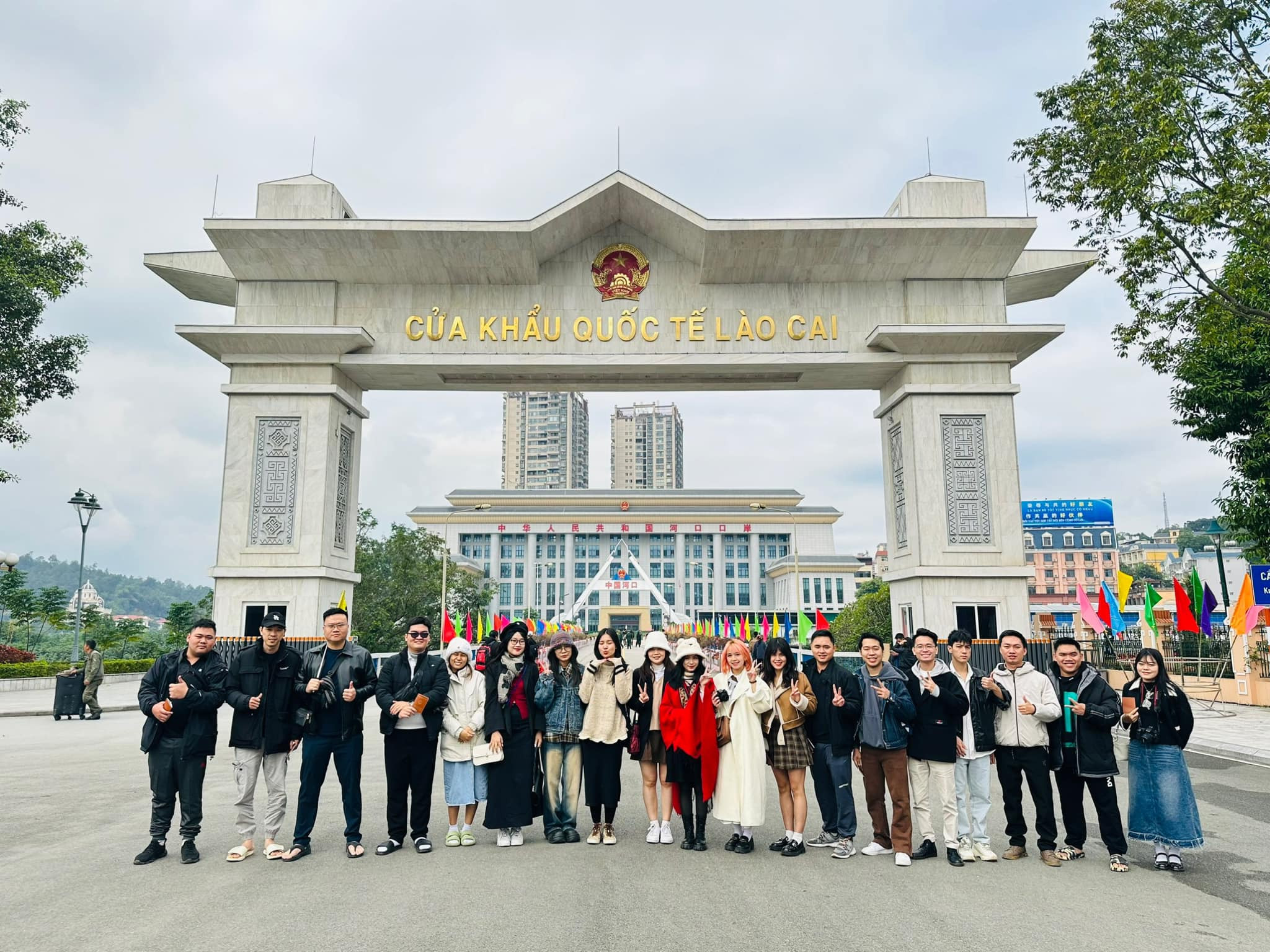 Du khách khám phá Hà Khẩu