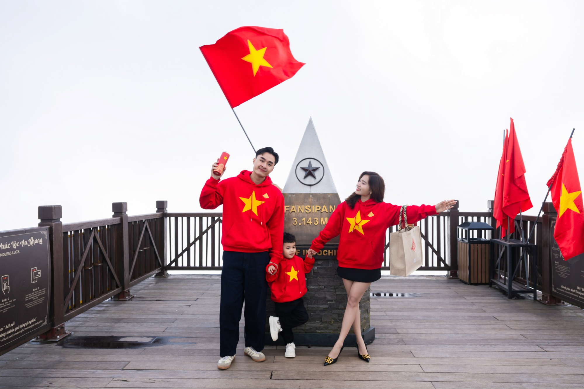 Du khách check-in tại cột mốc 3.143 m