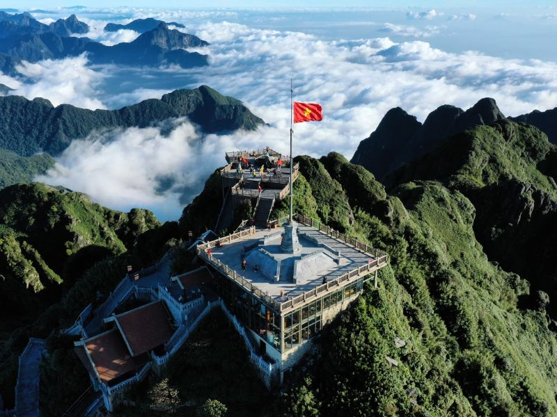 Đỉnh Fansipan cao 3.143m nhìn từ trên cao
