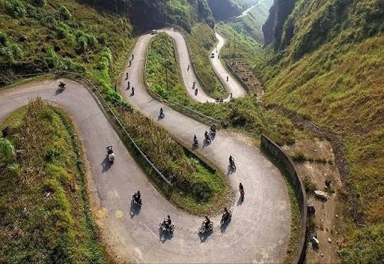 Trung tâm Sa Pa là nơi thuận tiện để bắt đầu hành trình khám phá với nhiều lựa chọn phương tiện di chuyển như taxi, xe điện và xe máy