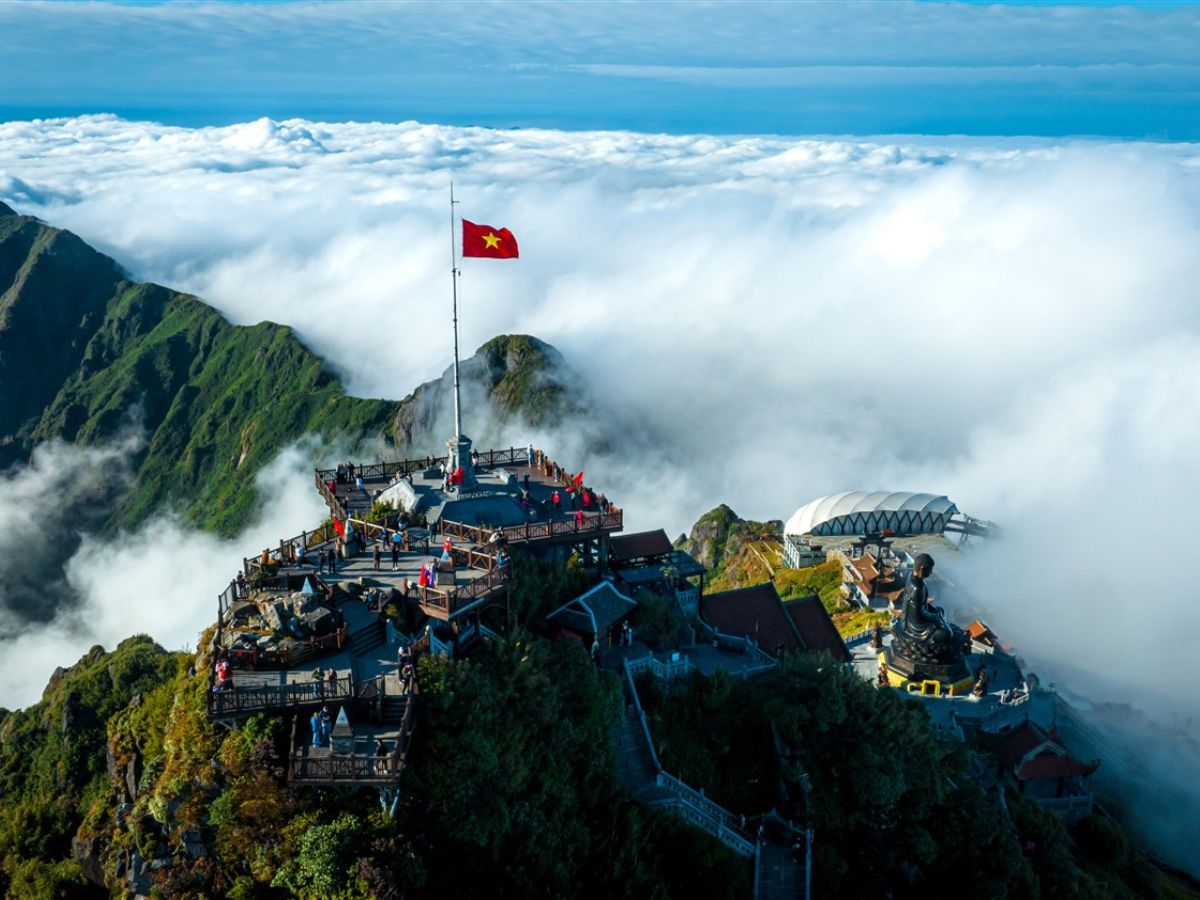 Khung cảnh thiên nhiên hùng vĩ trên đỉnh Fansipan