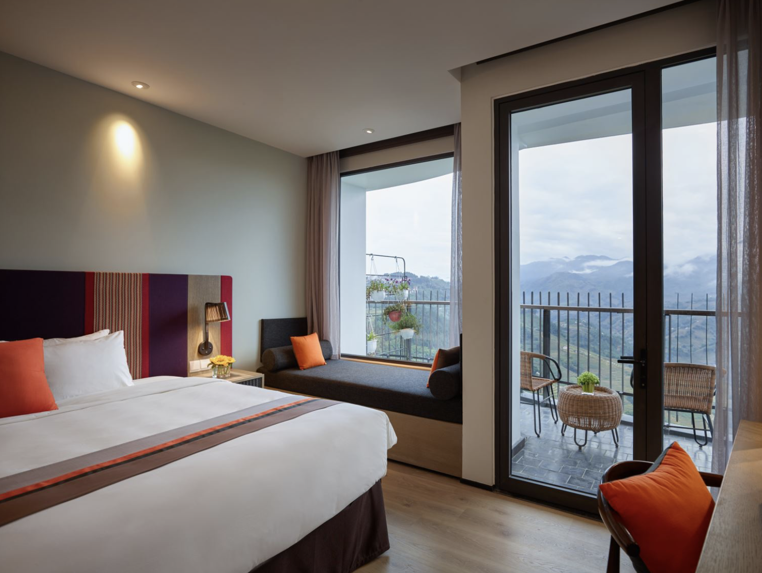 Tọa lạc tại tầng 05 khách sạn, phòng Super Deluxe tôn vinh phong cách thiết kế tối giản với nội thất đơn giản mà tinh tế.