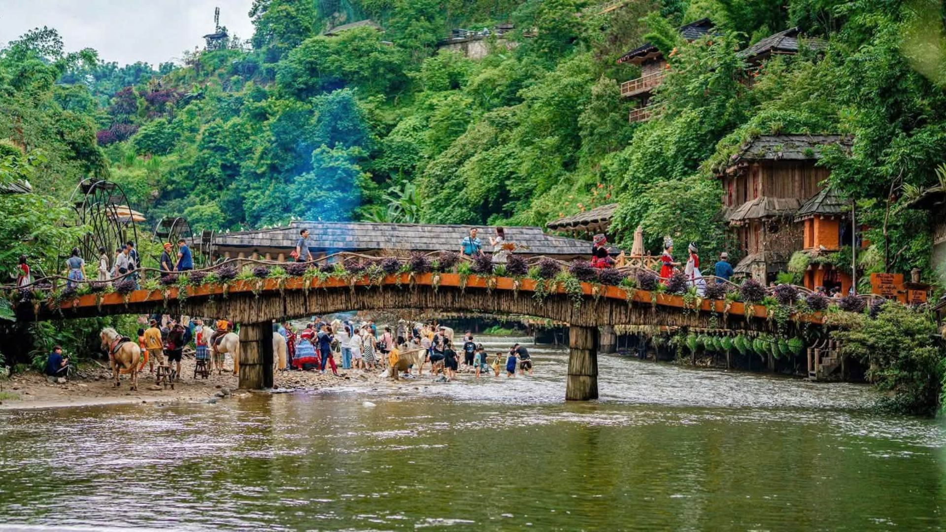 Những ngôi nhà gỗ, con đường lát đá và cảnh quan núi rừng tạo nên vẻ đẹp đặc trưng của Bản Cát Cát.