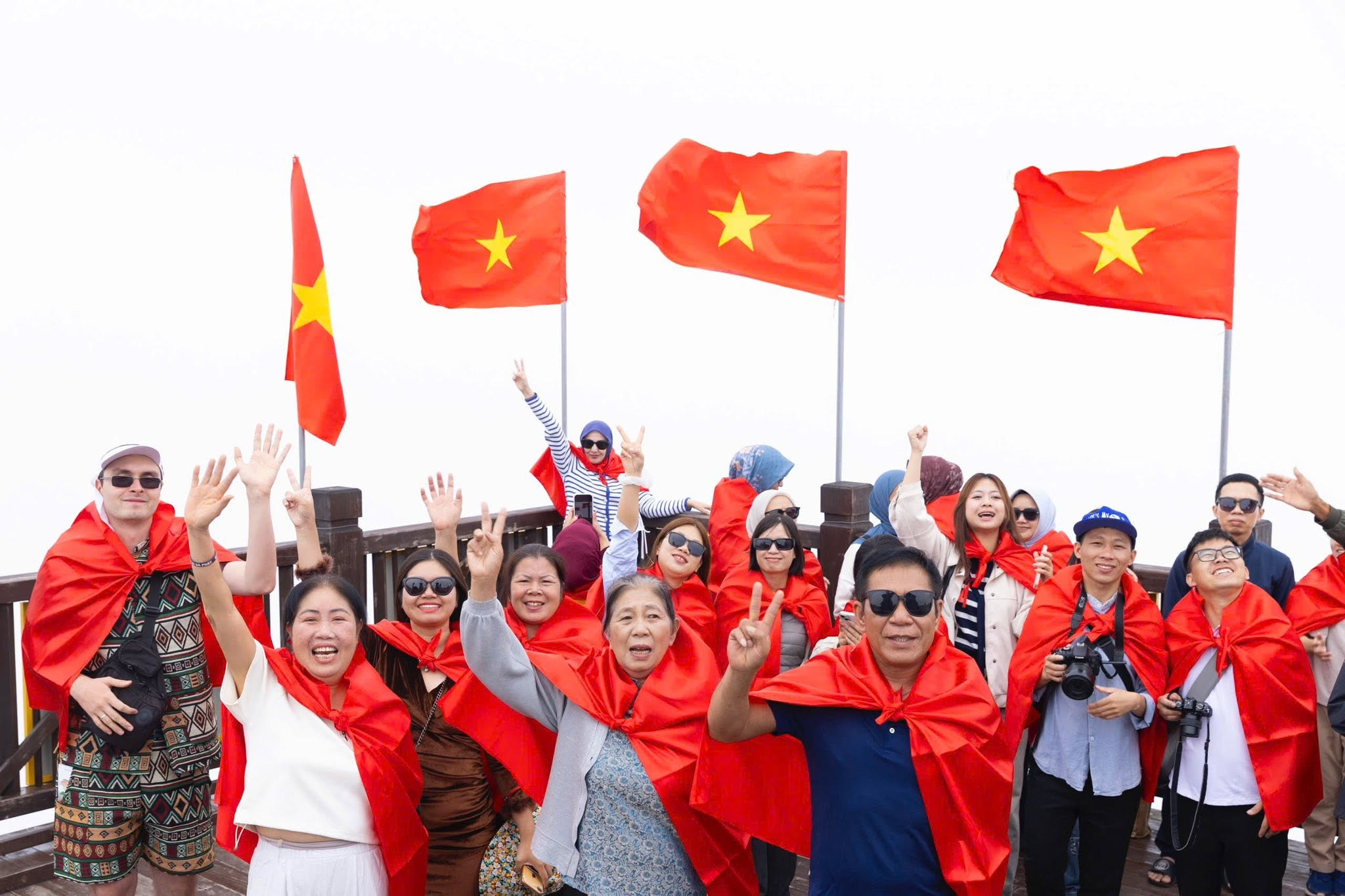 Du khách chuẩn bị trang phục phù hợp để tham quan Fansipan trong điều kiện thời tiết vùng núi.