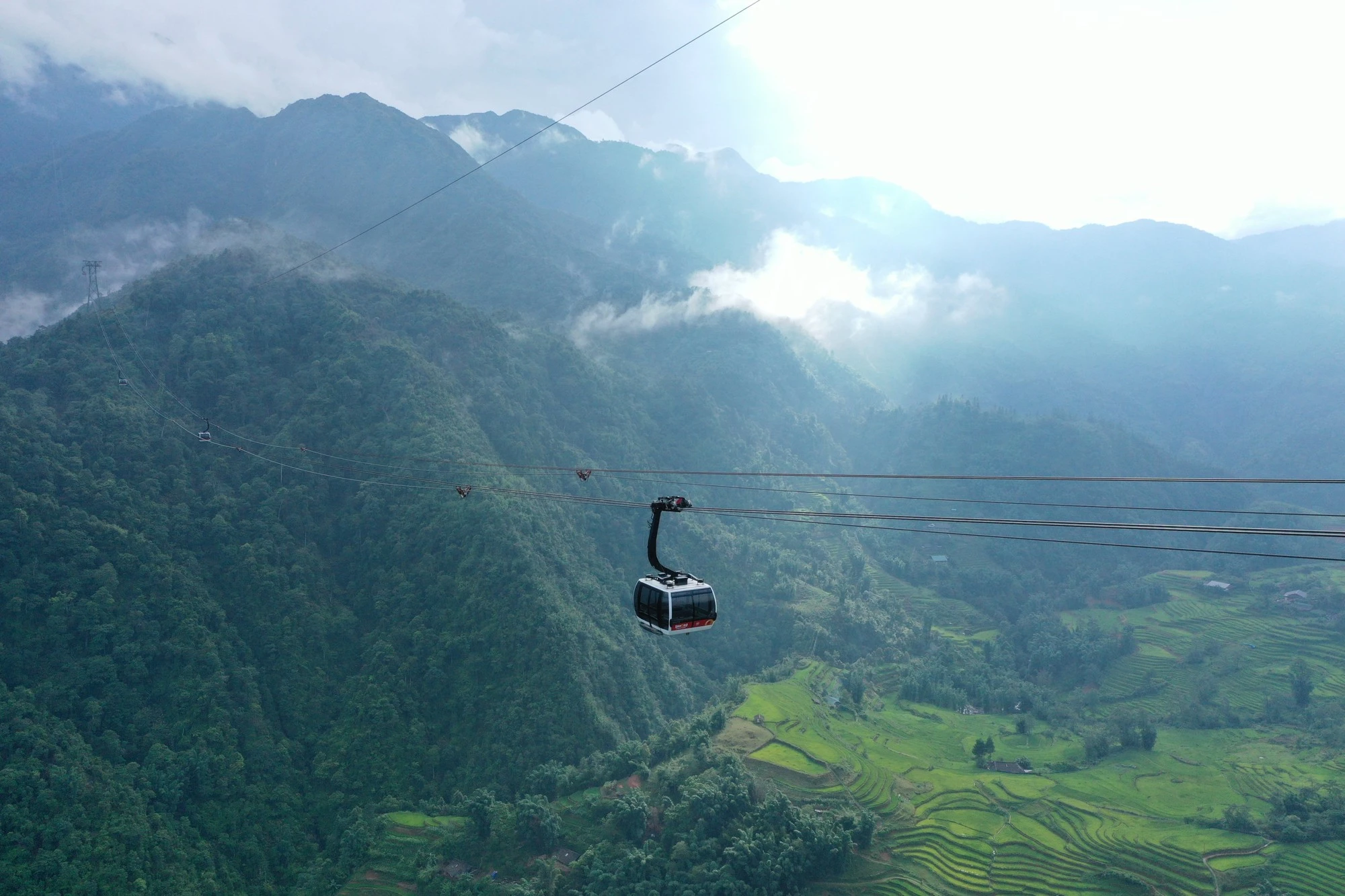 Khung cảnh núi rừng Hoàng Liên Sơn hiện lên hùng vĩ từ cabin cáp treo Fansipan.