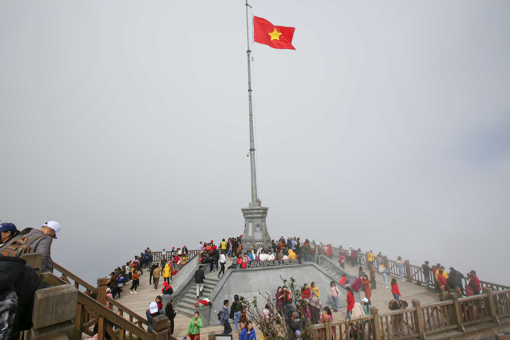 Lá cờ Tổ quốc tung bay đầy tự hào trên đỉnh FansipaN