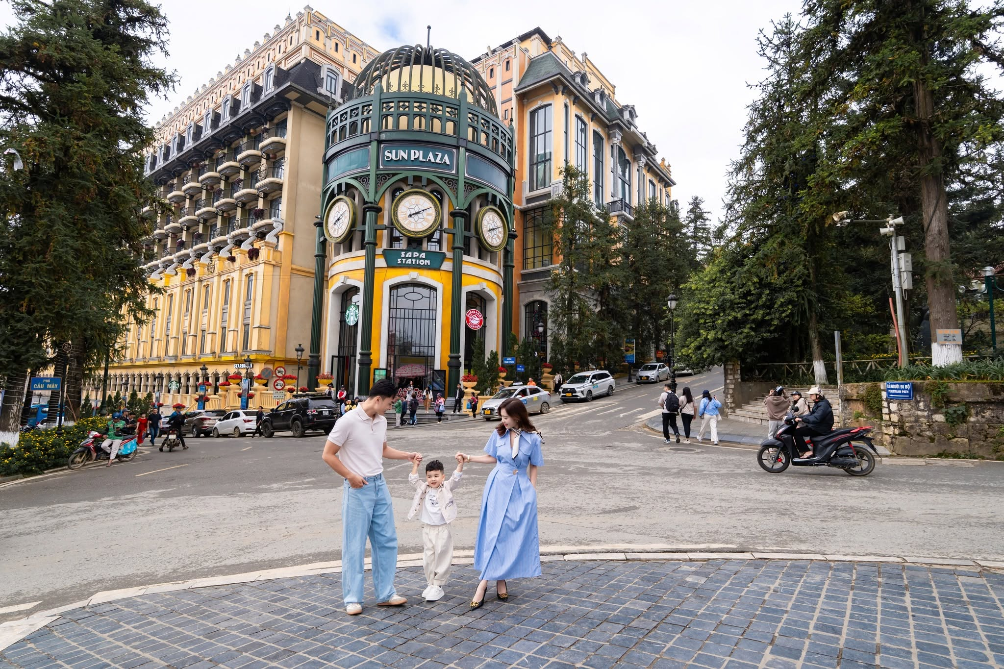 Du khách check-in tại những công trình biểu tượng tại trung tâm Sa Pa.