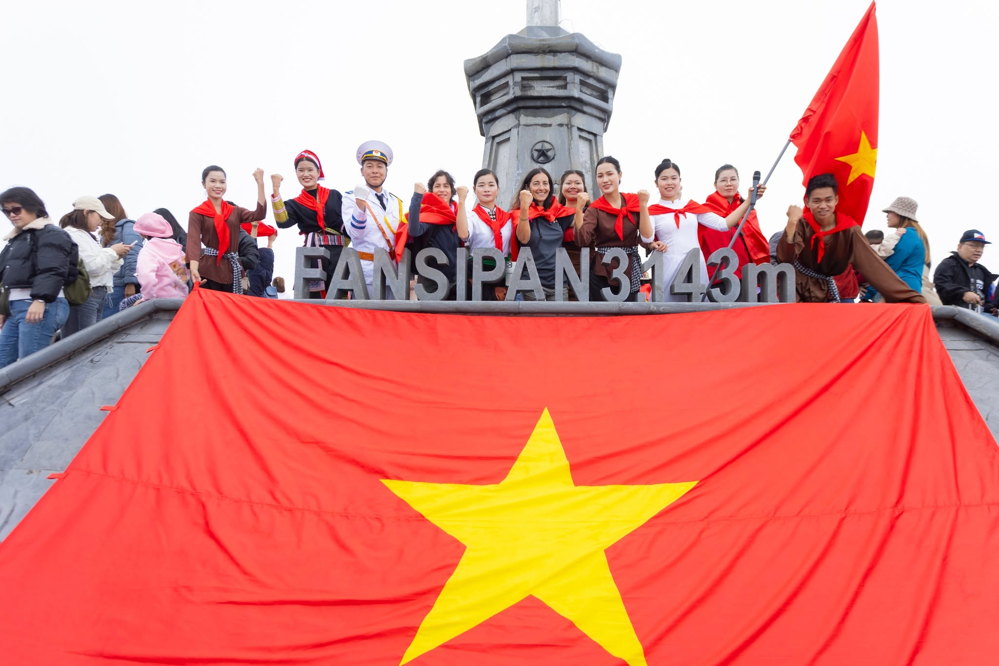 Cột cờ Fansipan nổi bật giữa không gian núi cao Hoàng Liên Sơn trong ngày Quốc khánh.