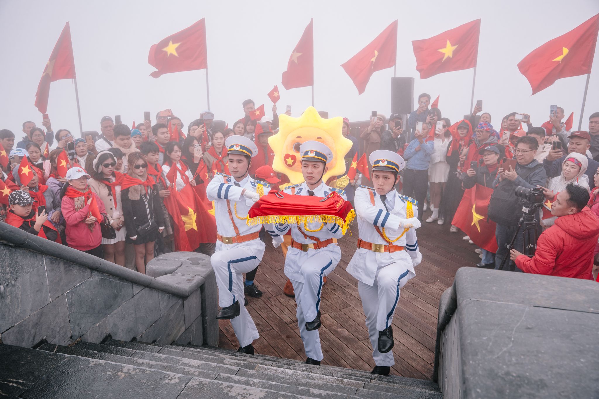 Lễ Thượng cờ thiêng liêng trên đỉnh Fansipan.