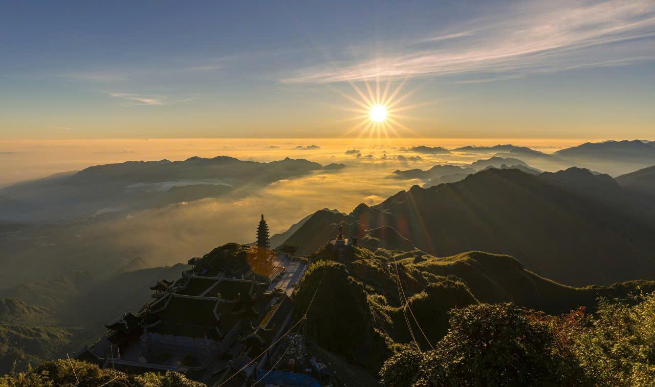 Biển mây bồng bềnh trên nóc nhà Đông Dương.