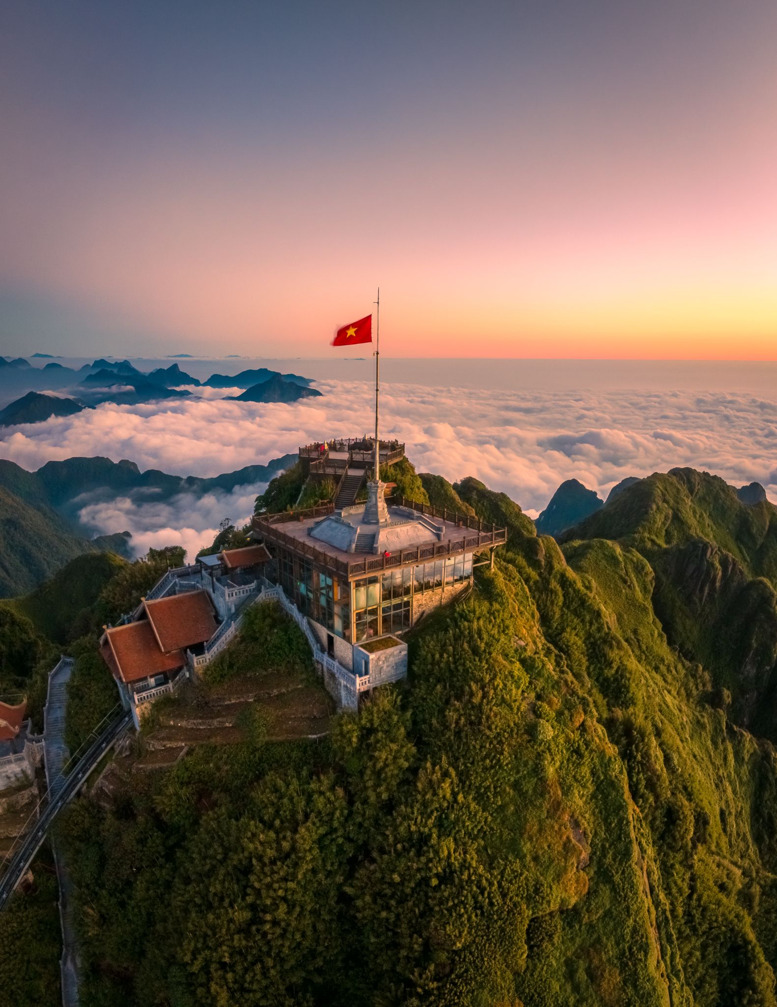 Đón hừng đông trên "Nóc nhà Đông Dương" vốn là đặc quyền chưa từng được mở rộng cho du khách trải nghiệm khi đến với Fansipan.
