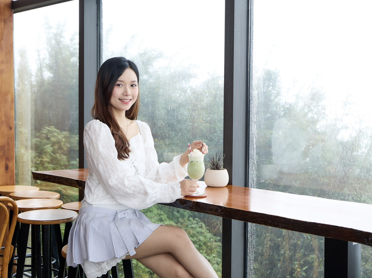 Nên lựa chọn màu sắc có độ tương phản vừa đủ để trang phục nổi bật nhưng vẫn hài hòa với không gian tự nhiên
