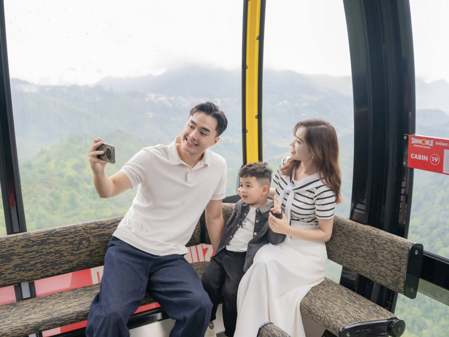 Trang phục với màu sắc như trắng, kem, be cũng dễ tạo điểm nhấn cho bức hình