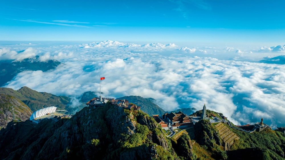 Early morning is the ideal time for tourists to hunt for the sea of clouds.