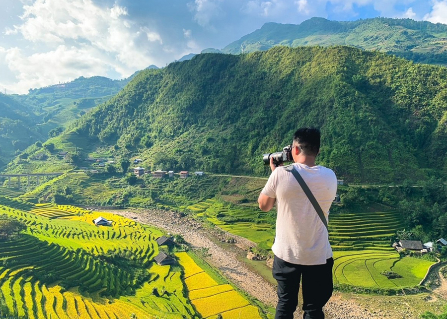 Early morning is the perfect time for tourists to go and admire the ripening rice fields.