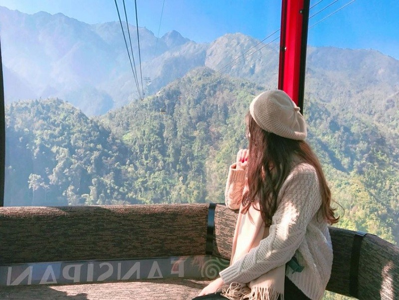 Du khách nên chọn trang phục giữ ấm đủ tốt vì thời tiết trên đỉnh Fansipan lạnh hơn dưới trung tâm