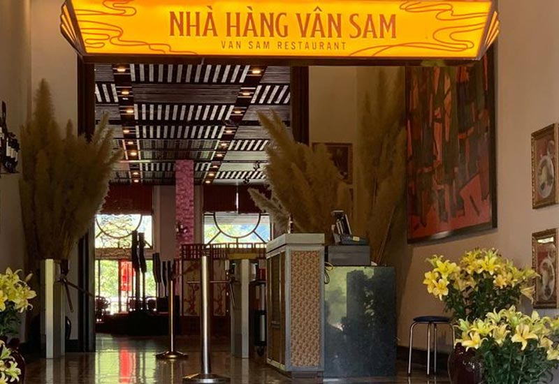 Không gian rộng rãi của nhà hàng buffet phù hợp cho gia đình, nhóm bạn và đoàn khách khi đến Sun World Fansipan Legend