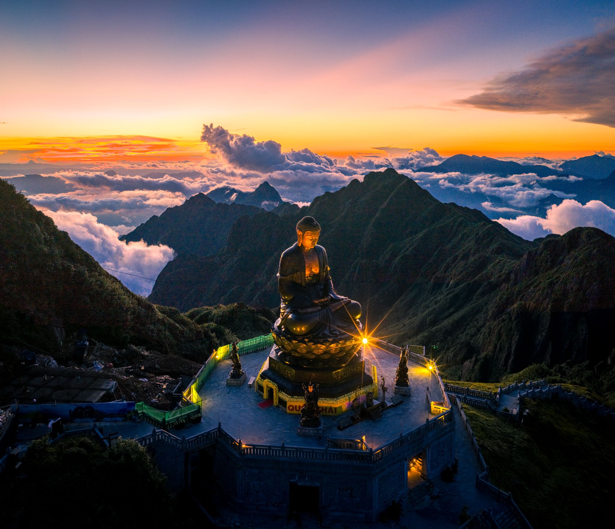 Đại tượng Phật A Di Đà mênh mông giữa biển mây.