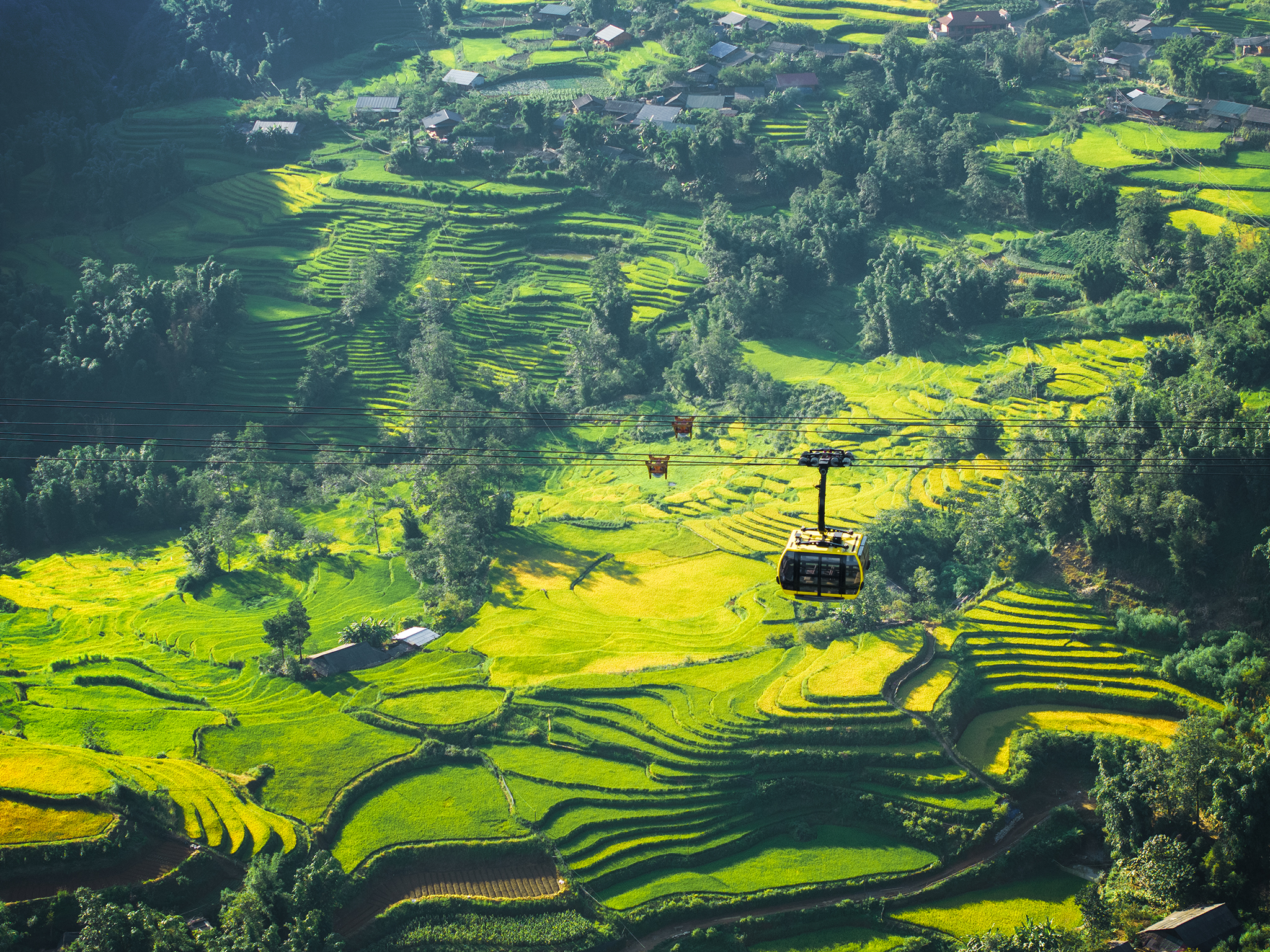Từ trên cao, du khách có thể “mục sở thị” những thửa ruộng vàng óng xen với những triền ruộng vào mùa gặt, tạo nên bức tranh mùa vụ nhiều lớp.