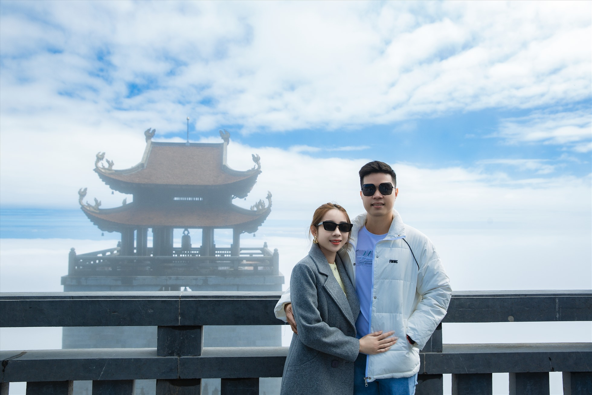 Du khách lưu giữ kỉ niệm bên khu vực Đại Hồng Chung ở đỉnh Fansipan