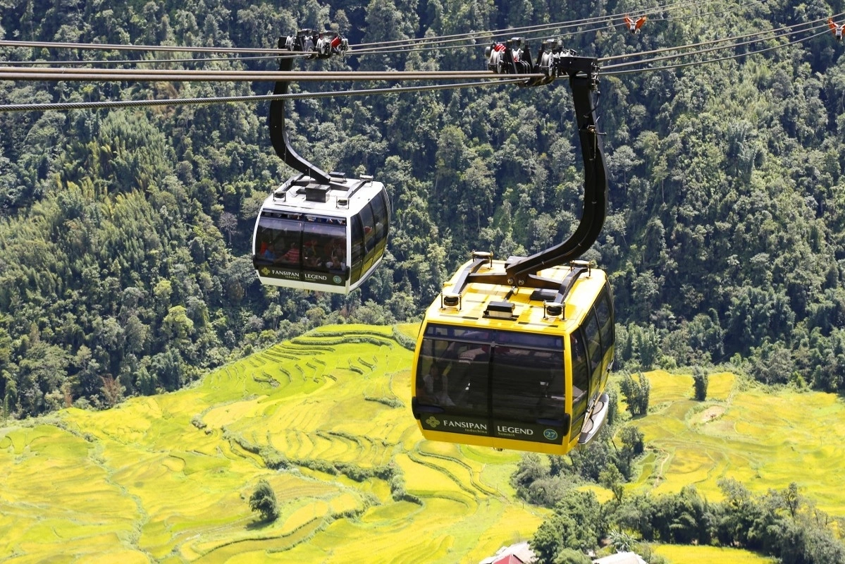 Khung cảnh thiên nhiên hùng vĩ nhìn từ cabin cáp treo Fansipan
