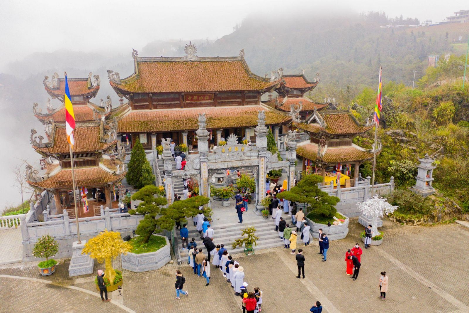 Du khách nên lựa chọn trang phục kín đáo và lịch sự khi đi lễ chùa