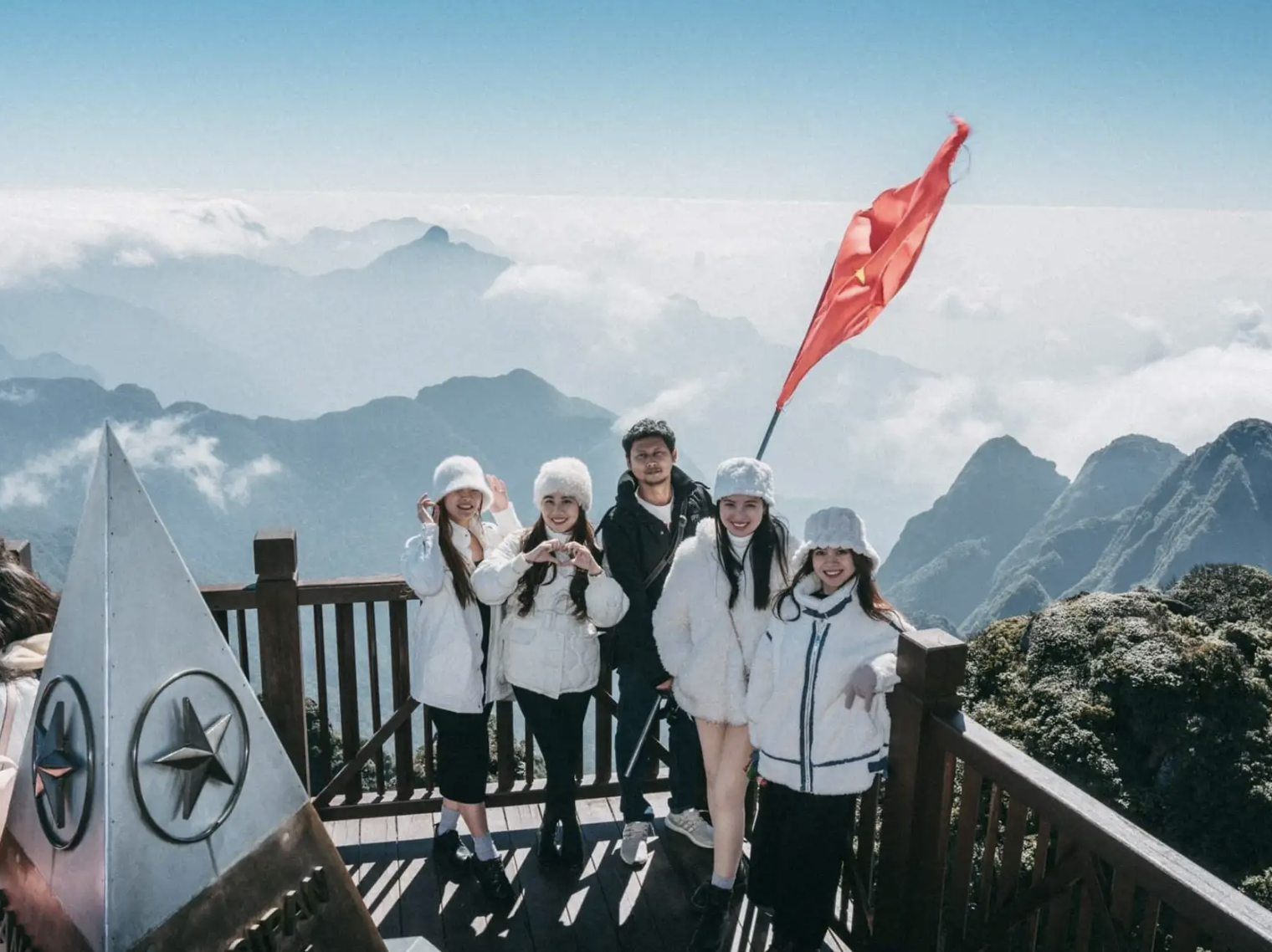 Du khách trải nghiệm Fansipan mùa đông