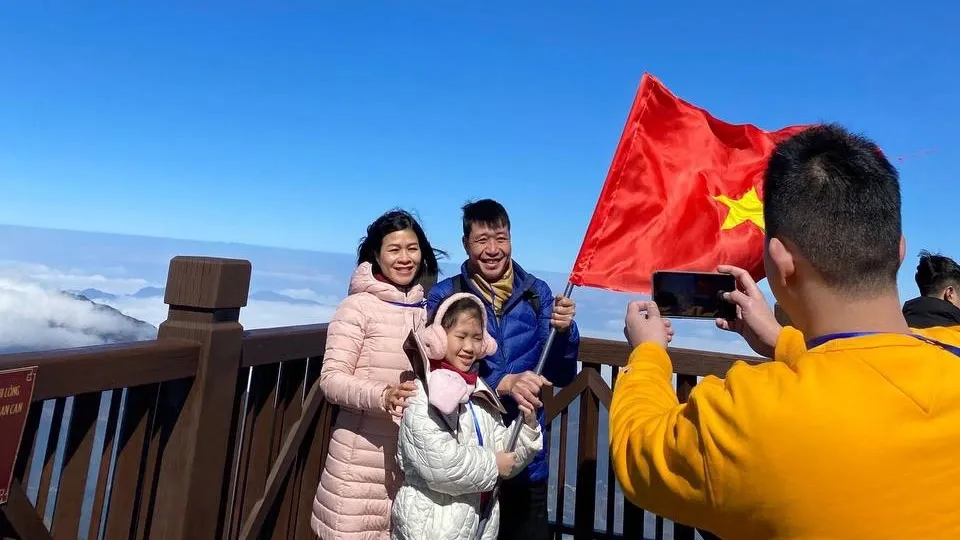 Em bé cùng bố mẹ chinh phục thành công đỉnh Fansipan
