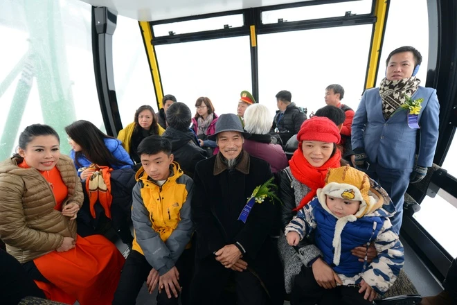 Em bé trải nghiệm cáp treo Fansipan cùng đại gia đình