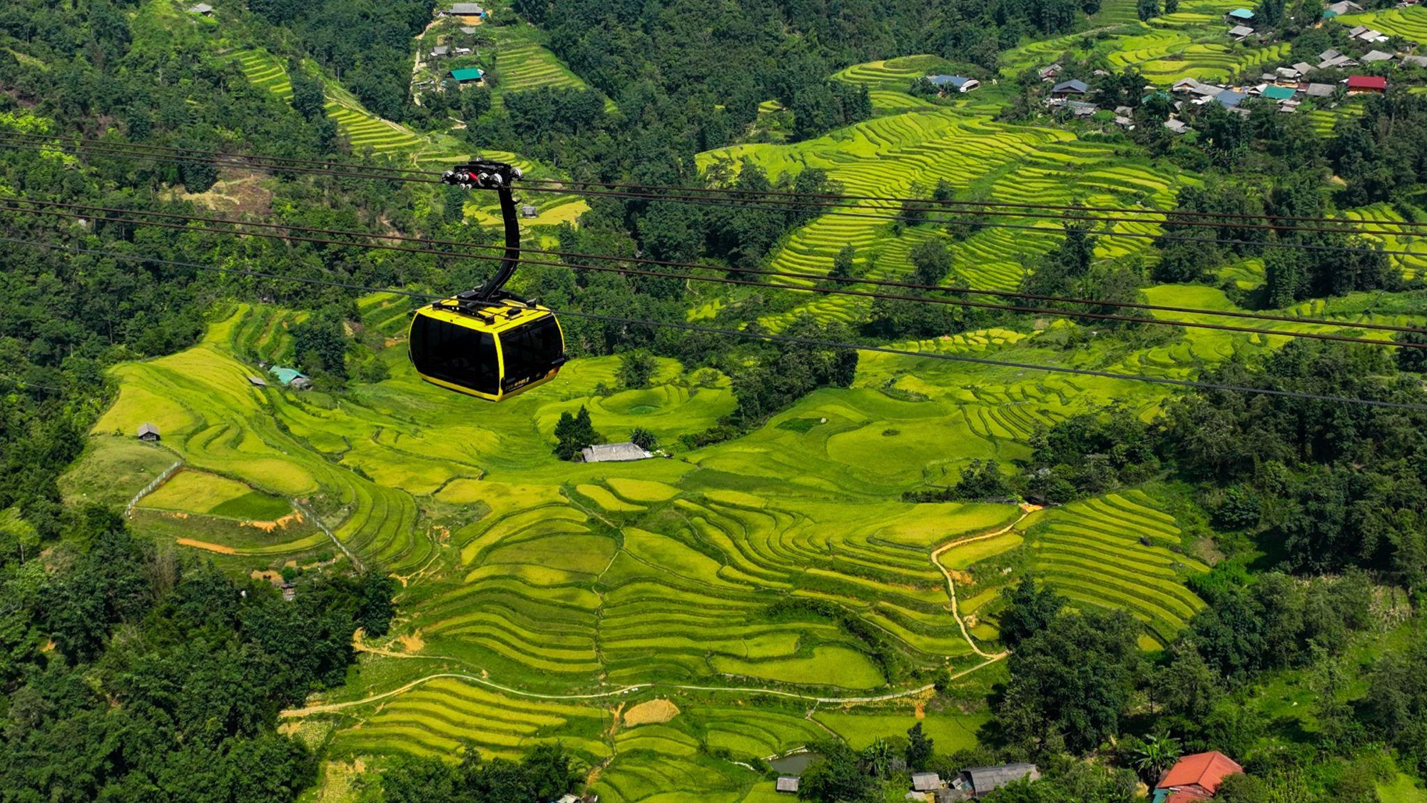 Khung cảnh thiên nhiên hùng vĩ từ cabin cáp treo Fansipan